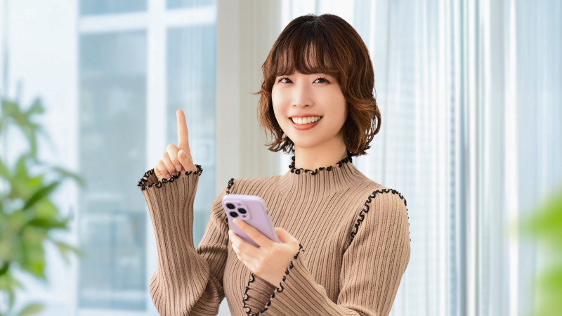 スマホを持つ女性