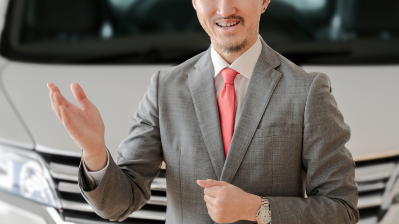 説明をするスーツの男性